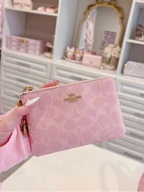 Coach Corner Zip Wristlet Powder Pink Signature Canvas w/ Charm NWT 💗✨